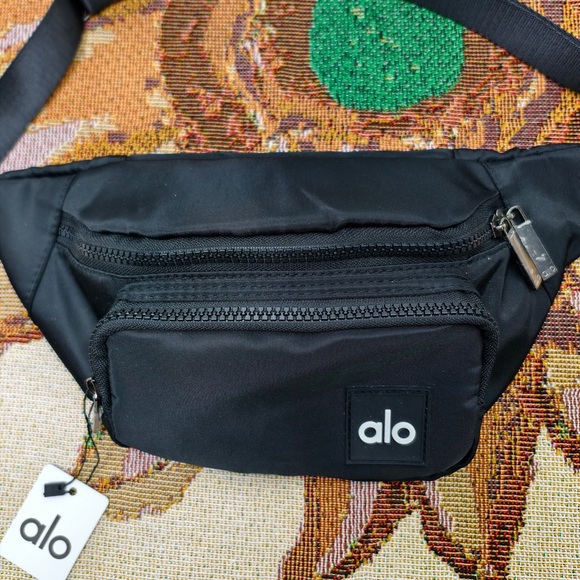 ALO Yoga Explorer Convertible Pack | 3L Nylon Waist Bag - Picture 3 of 5
